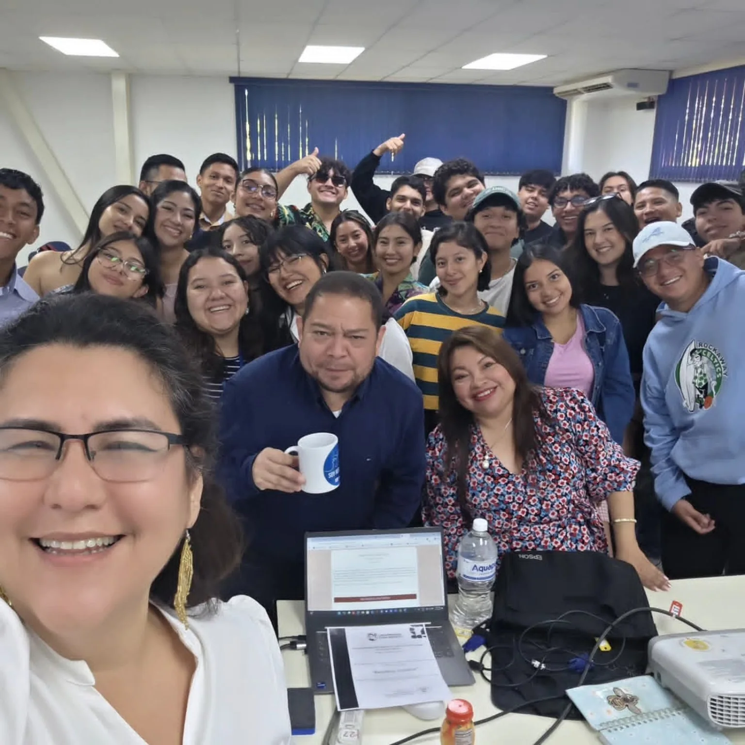 Comunidad reunida en una actividad cultural