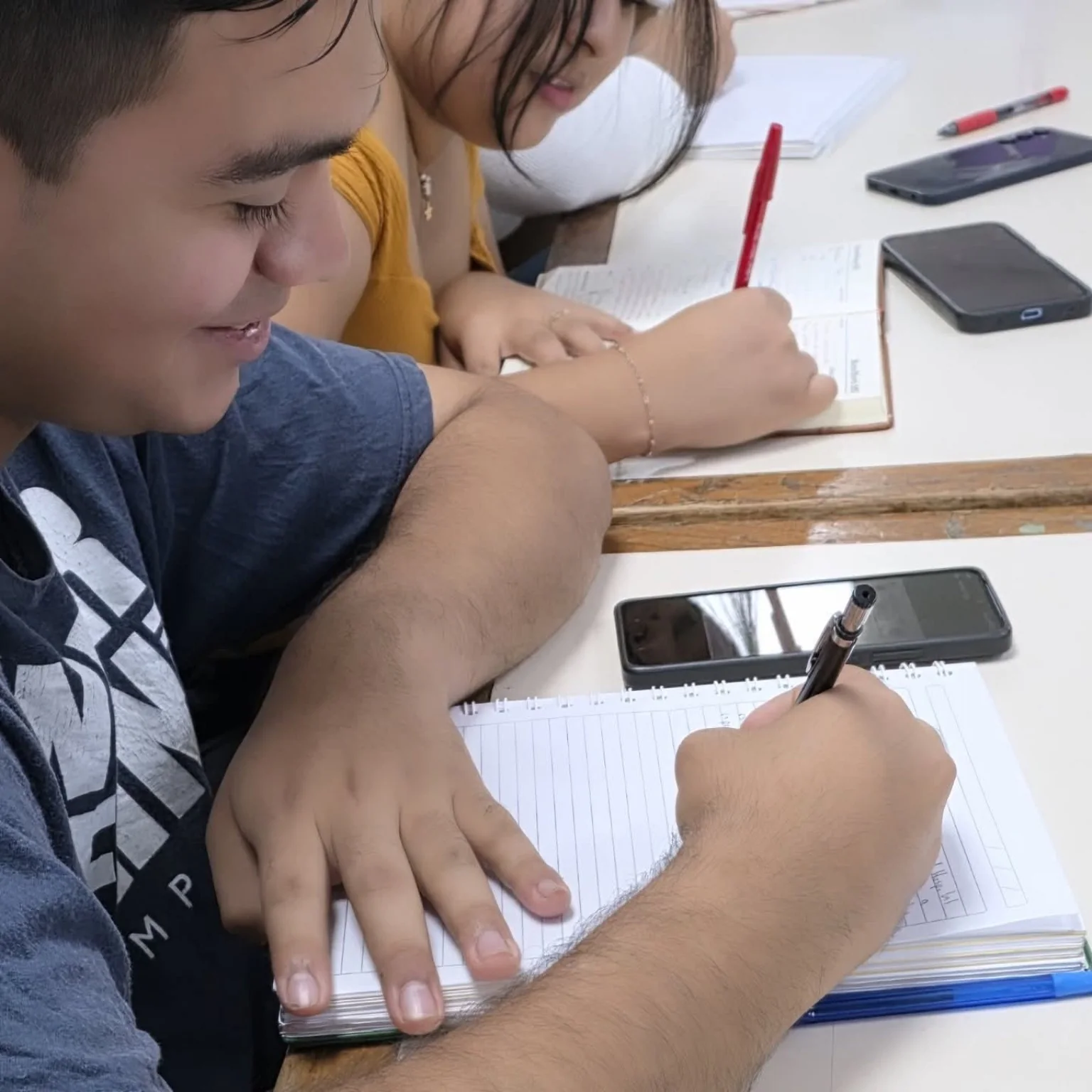Manos escribiendo en un taller de Alternativa Contracultura